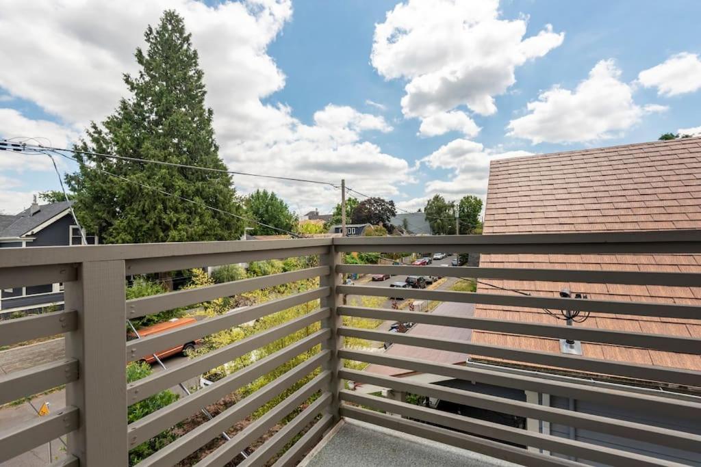 Comfy Family Home, Walkable Neighborhood + Patio! Portland Exterior photo